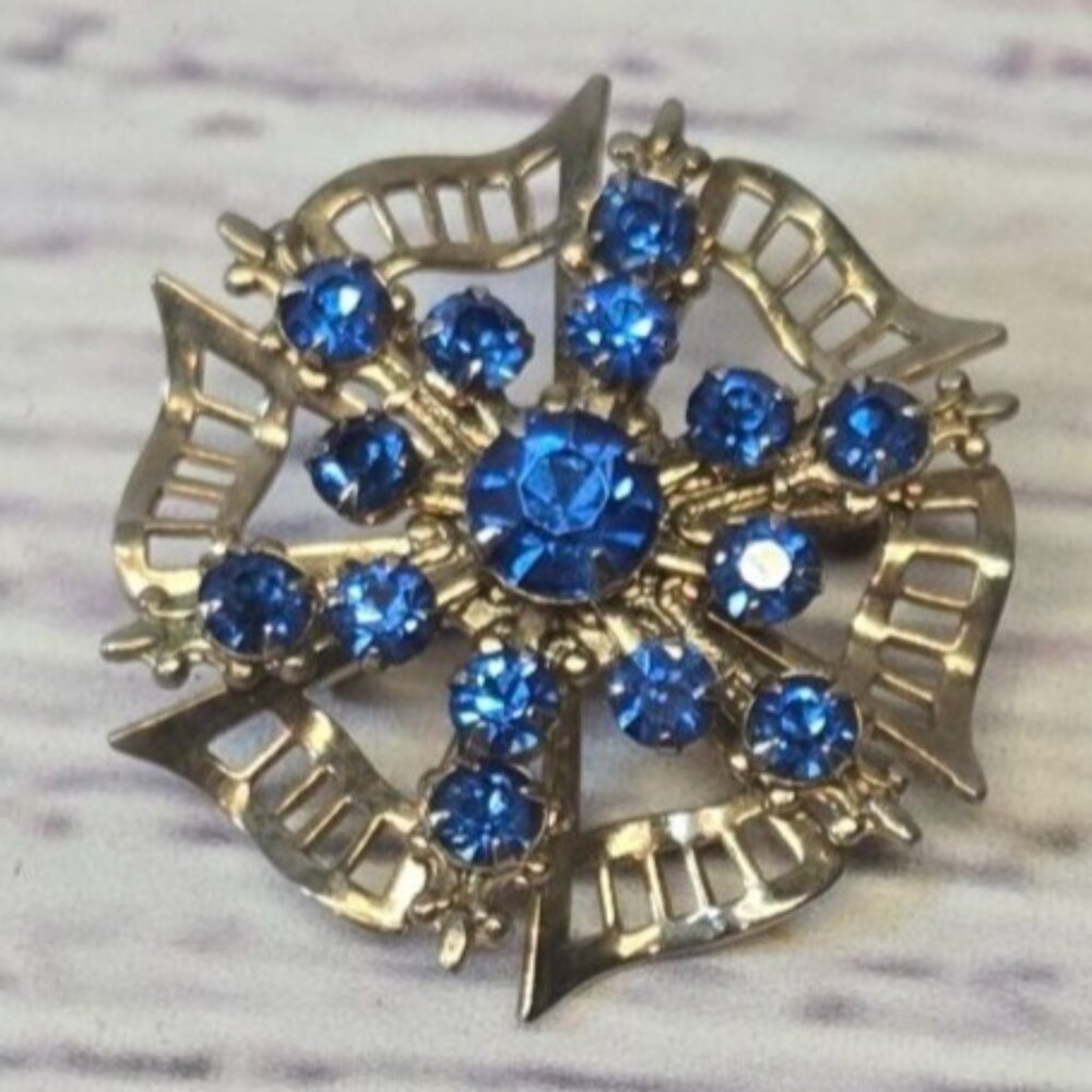 LOVELY Vintage Filigree Brooch, Beautiful Sapphire Blue Glass Stones, snowflake